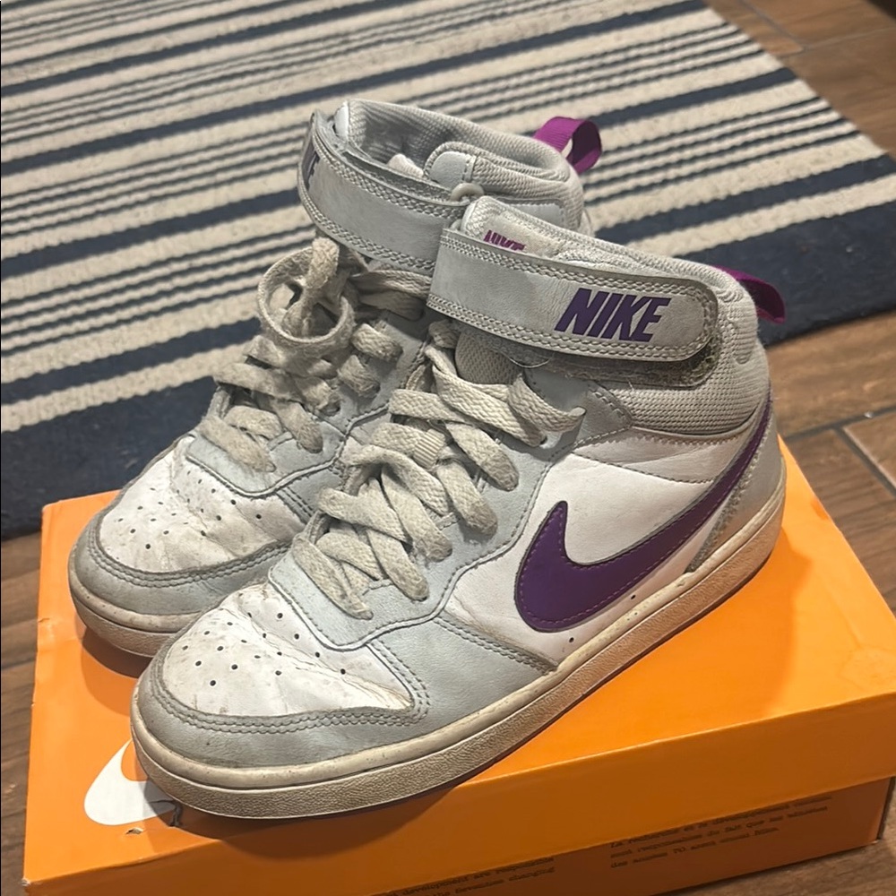 Nike High-Top Sneakers in Light Gray and Purple